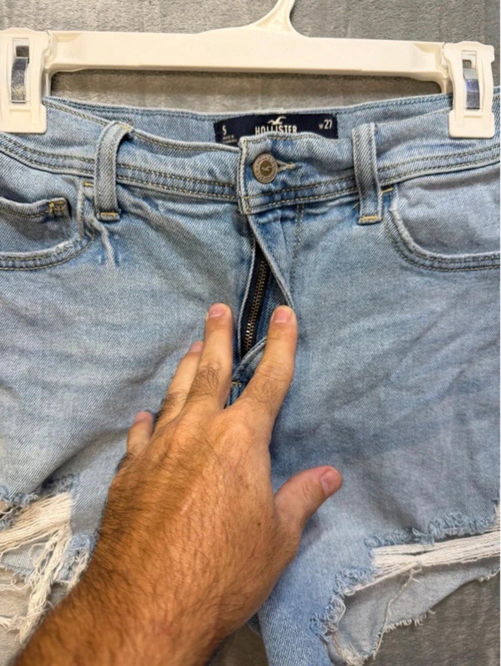 Hollister High Rise Vintage Short 4 Inch Distressed Denim Cut Off Light Wash 5 - Picture 3 of 6